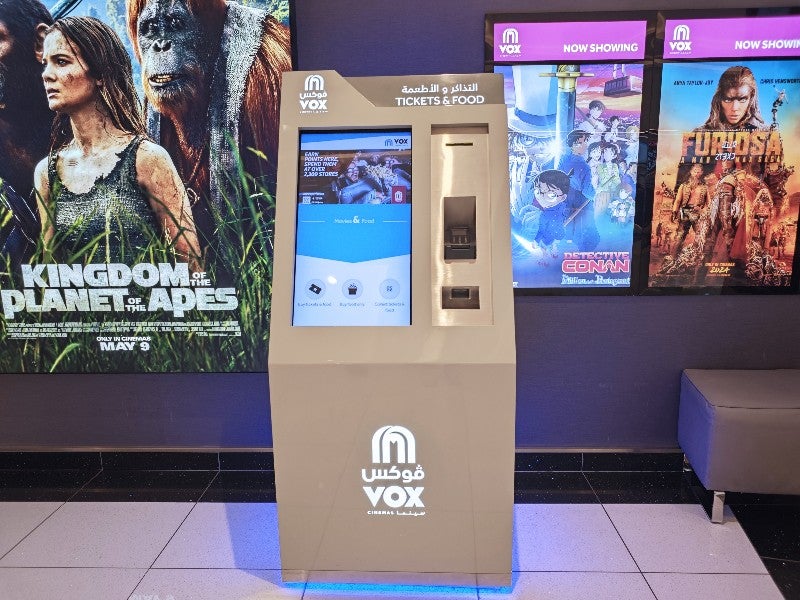 ドバイの映画館で映画の予約とチケットの買い方を説明。